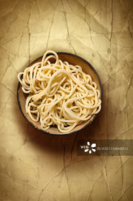 碗里的煮熟的意大利面图片素材