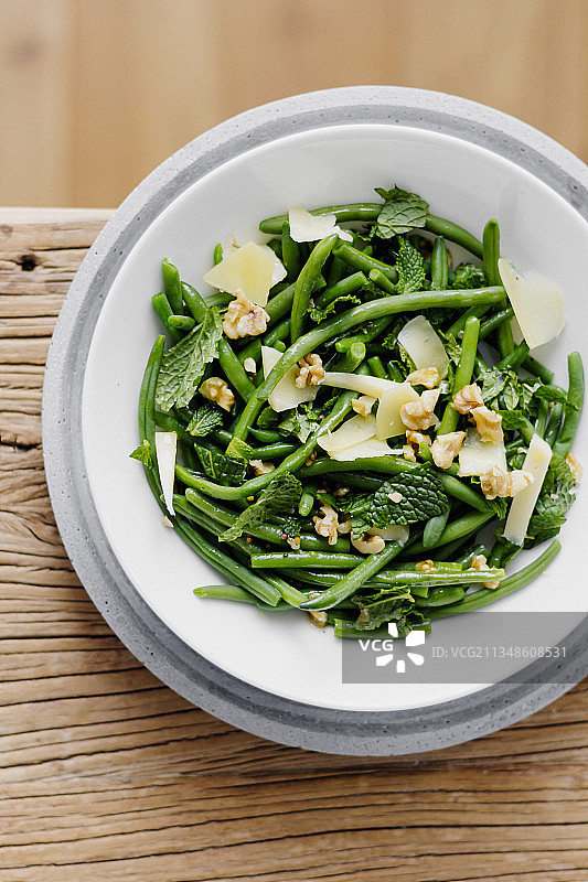 薄荷和格拉纳帕达诺奶酪佐暖青豆沙拉图片素材