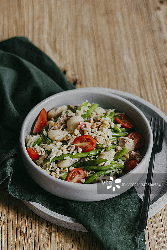 金枪鱼烩意大利米形面沙拉图片素材