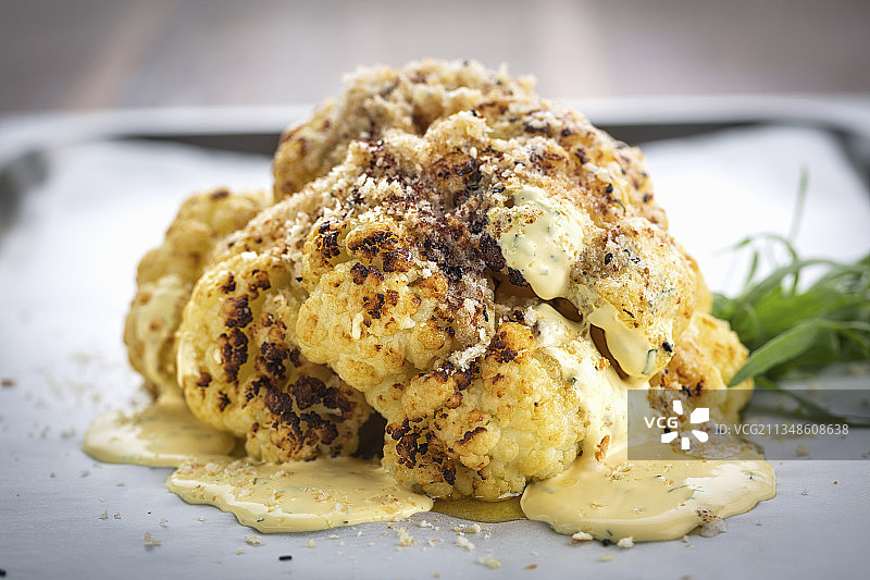 烤花椰菜配伯尔尼酱和龙蒿图片素材