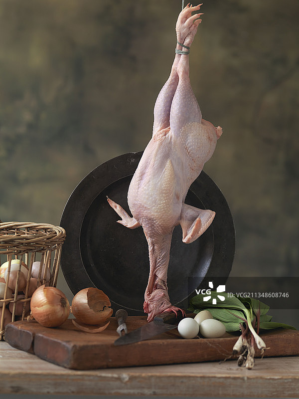 挂在木板上的鸡肉配洋葱、野生韭菜和鸡蛋图片素材