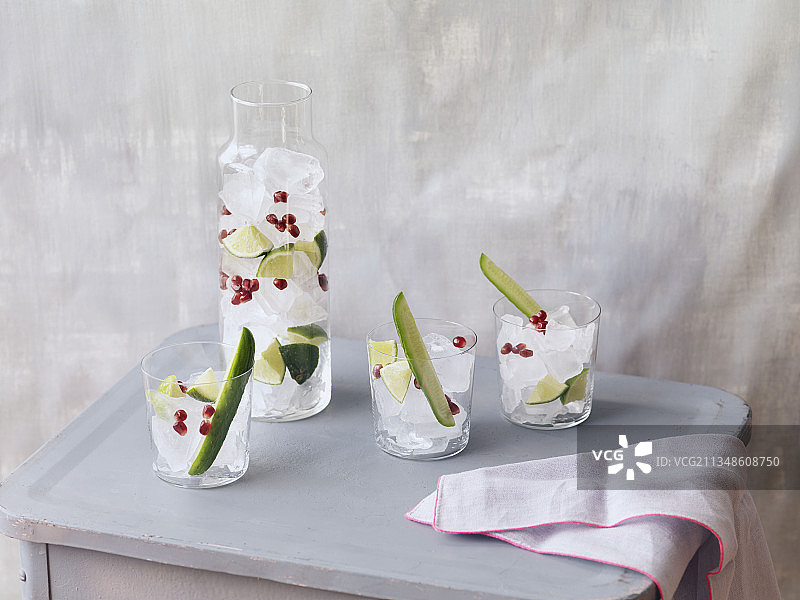 三杯冰块石榴黄瓜青柠汁图片素材
