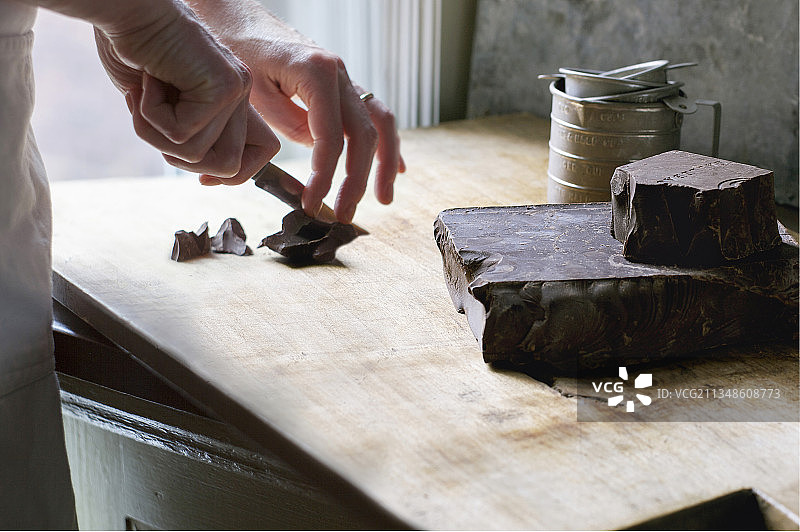 手切黑巧克力块图片素材