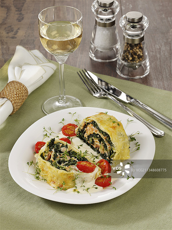 三文鱼菠菜意式卷图片素材