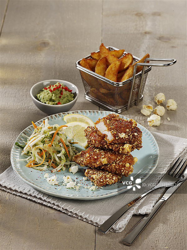 爆米花炸肉排配美式凉拌卷心菜图片素材