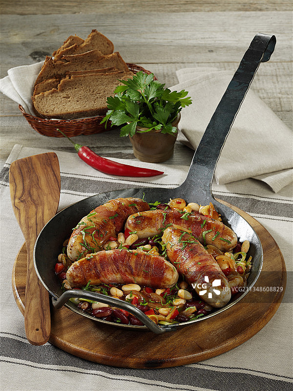 培根豆子啤酒香辣香肠锅图片素材