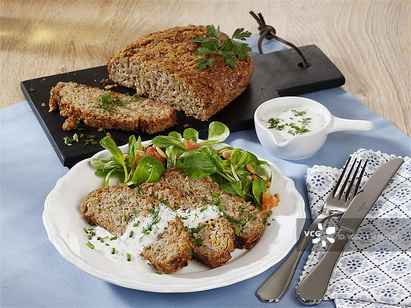 烤绿斯佩尔特小麦配香草奶油酱图片素材