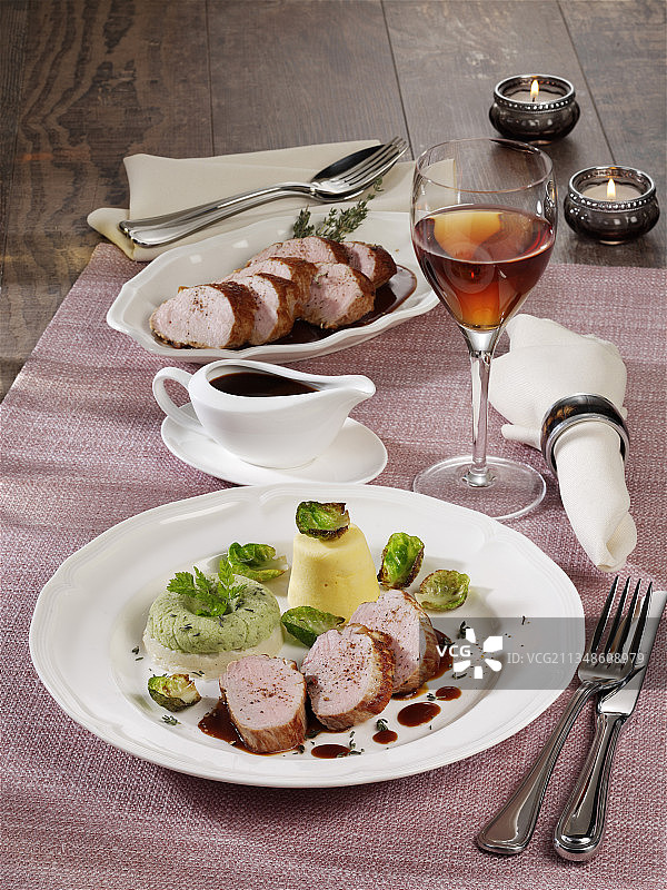 烤猪里脊肉配卷心菜圈和土豆布丁图片素材