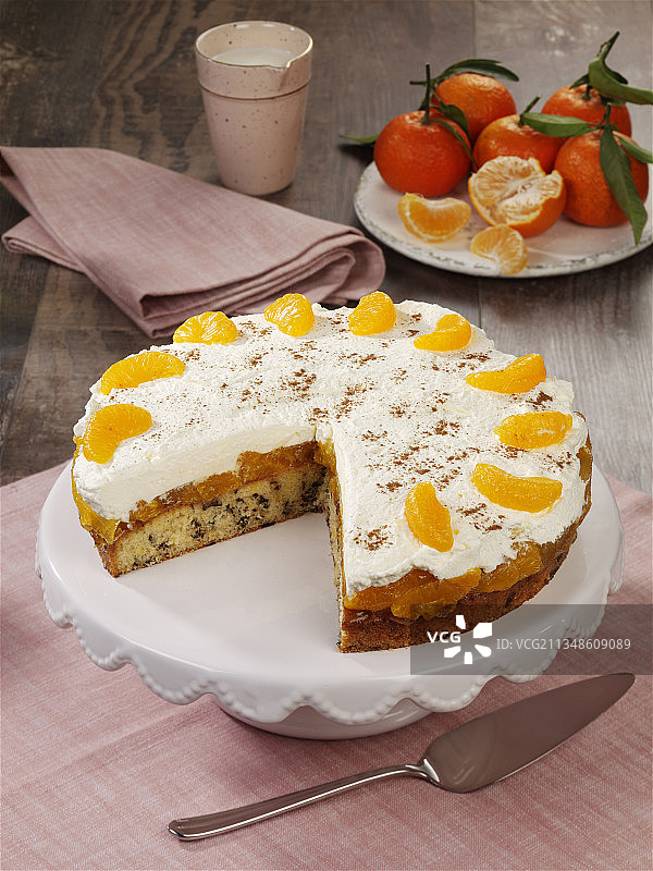 橘子奶油蛋糕配巧克力屑和酸奶油图片素材