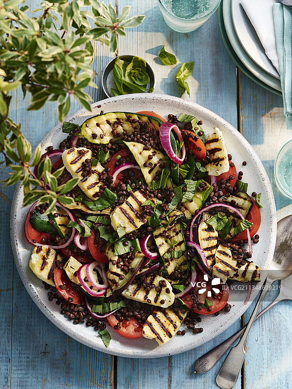 烤蔬菜沙拉配哈罗米图片素材