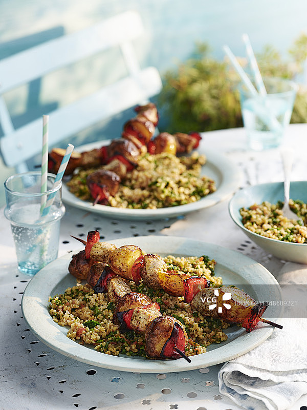 鸡肉烤肉串配北非小米塔布勒沙拉图片素材
