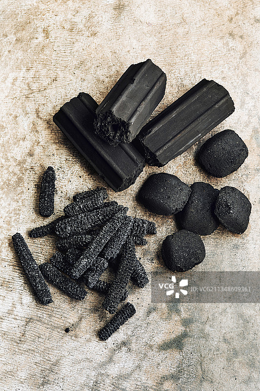 玉米煤、椰子煤球和烧烤煤球图片素材