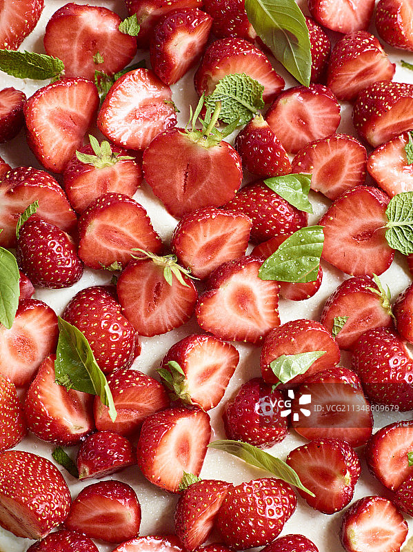 奶油芝士上的新鲜草莓图片素材