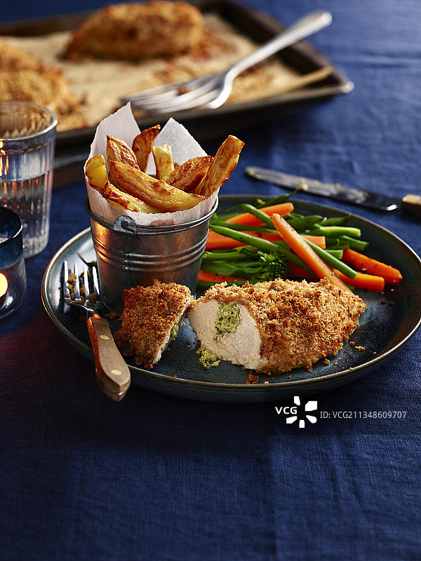 基辅炸鸡配粗薯条和蔬菜图片素材