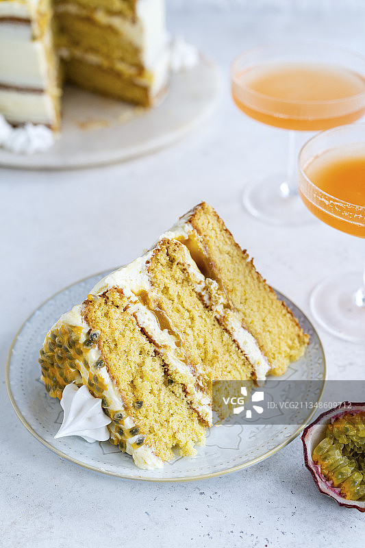 百香果蛋白酥皮蛋糕图片素材