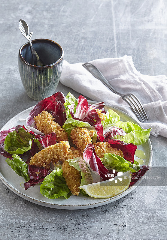 香脆鸡块沙拉图片素材