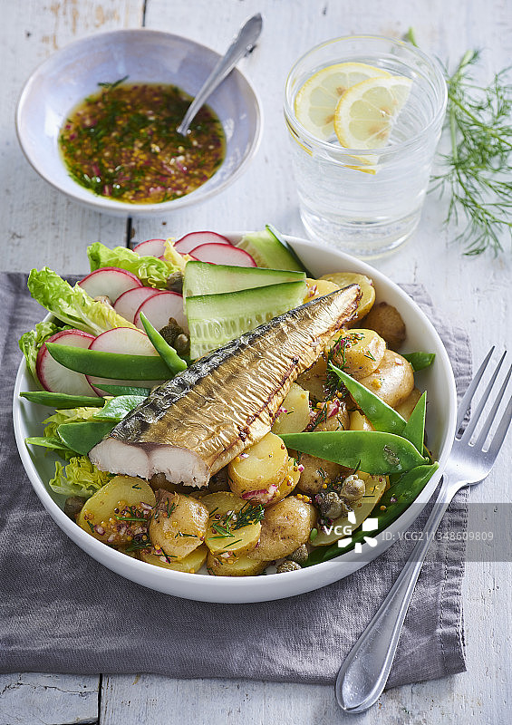 斯堪的纳维亚鱼沙拉配鲭鱼图片素材