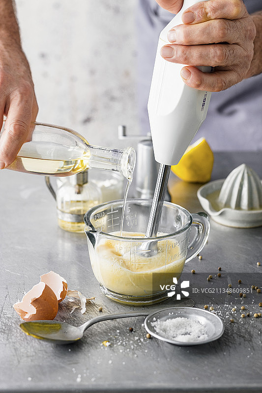 准备汉堡蛋黄酱：加入醋图片素材