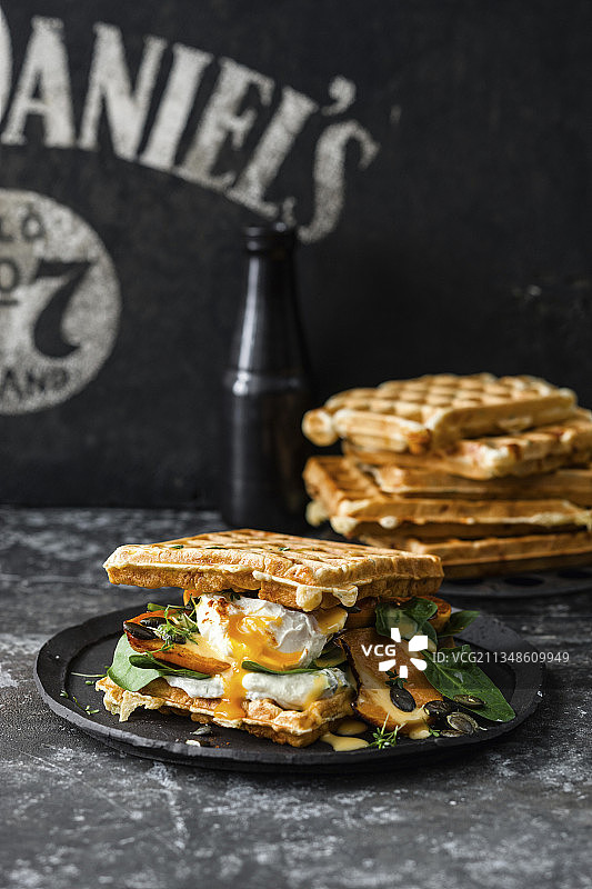 鸡蛋羊奶酪荷兰酱奶酪华夫饼汉堡图片素材