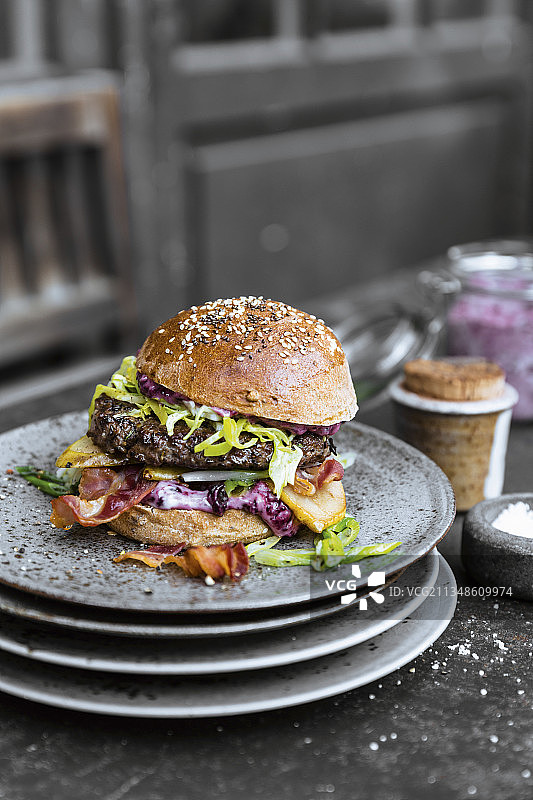 搭配蓝莓蛋黄酱、培根、梨和尖头甘蓝的野猪肉汉堡图片素材