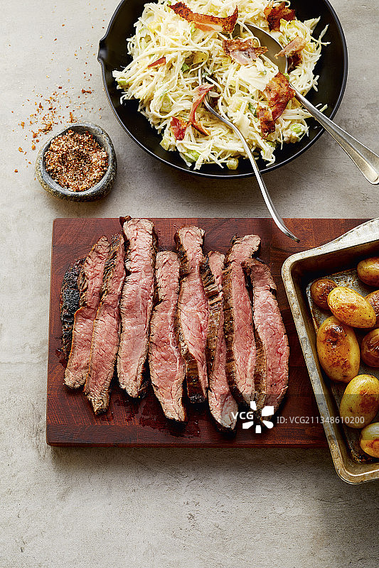 穴居人风味侧腹牛排配培根辣椒凉拌卷心菜图片素材