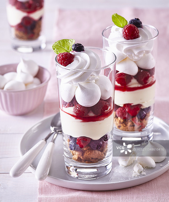 森林浆果小蛋白酥皮布丁图片素材