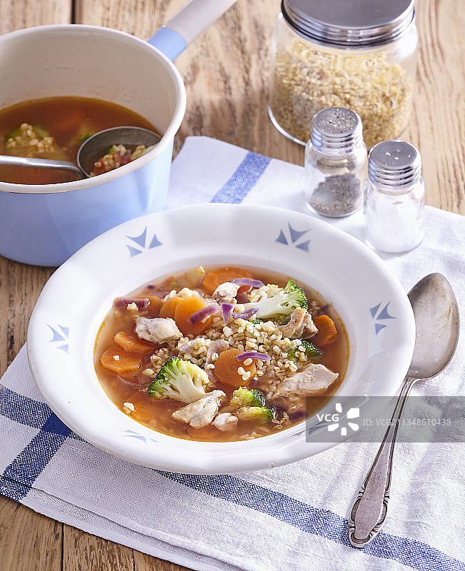 加入保加麦的家禽肉汤图片素材