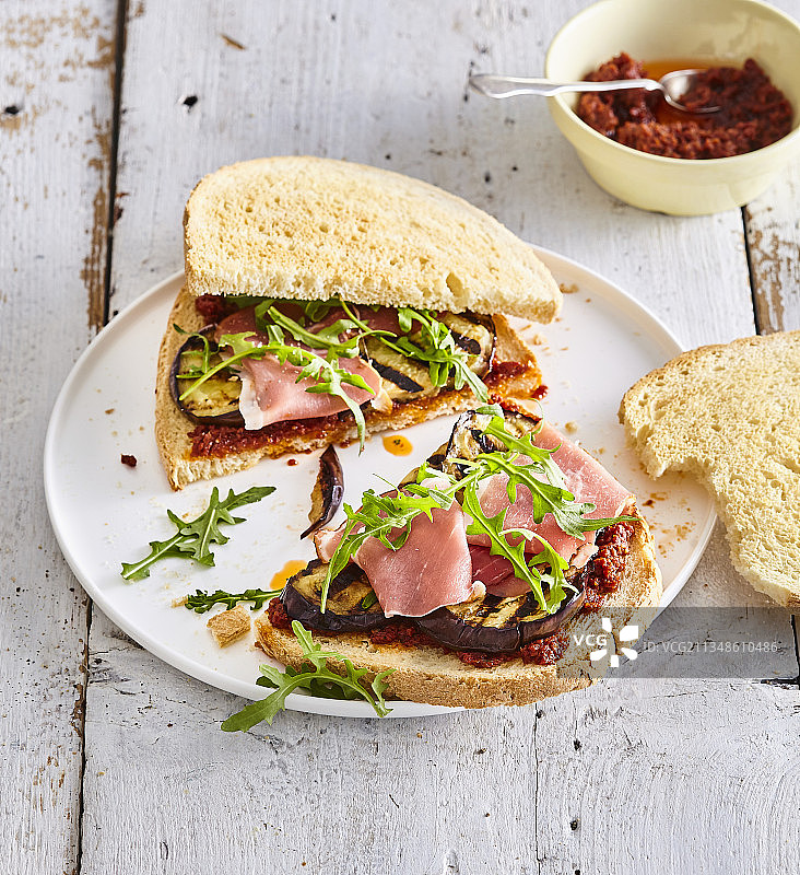 茄子和帕尔马火腿开放式三明治图片素材