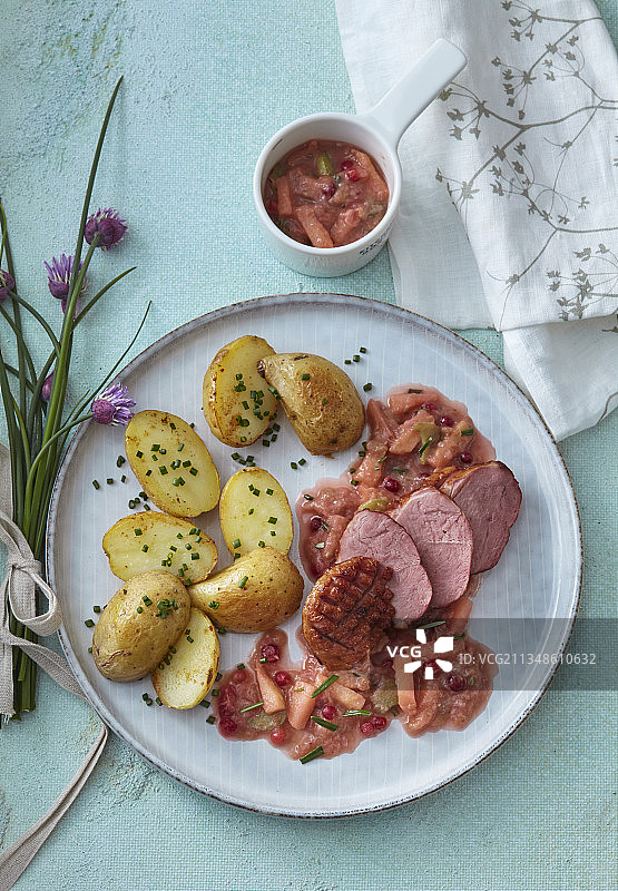 烟熏鸭胸配大黄酱和土豆图片素材