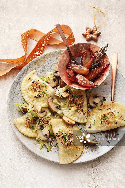 尖头卷心菜和蘑菇甜甜圈配香醋葱图片素材