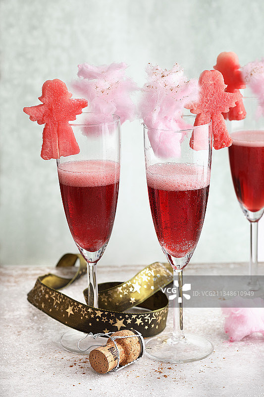 基尔皇家鸡尾酒（含石榴糖浆、气泡酒和水果装饰）图片素材