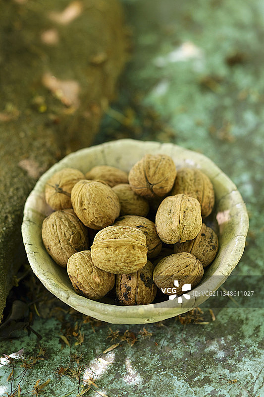 陶瓷碗里的核桃图片素材