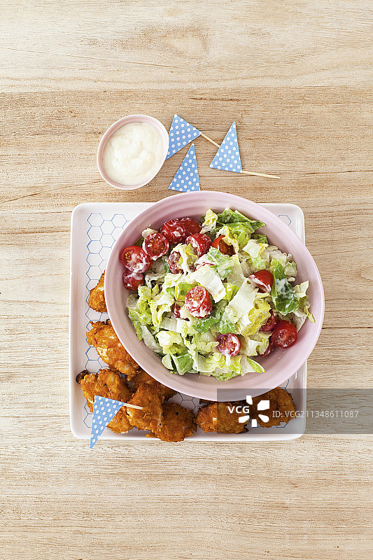 凯撒沙拉配脆皮鸡块图片素材