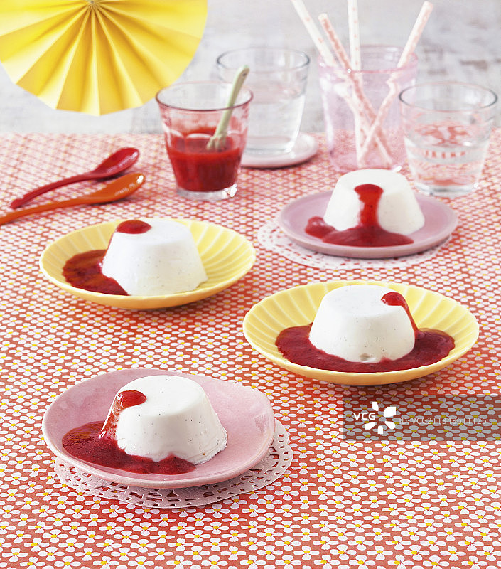 草莓酱酸奶意式奶冻图片素材