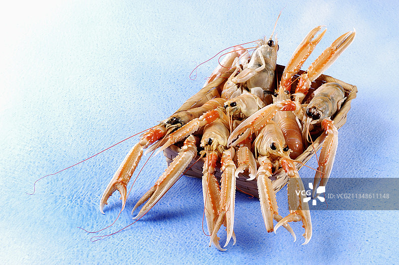 小木篮里的海螯虾图片素材