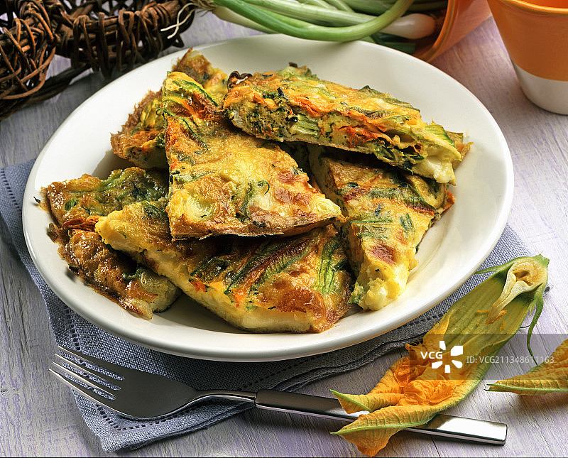 卡乔塔奶酪和西葫芦花烘蛋图片素材