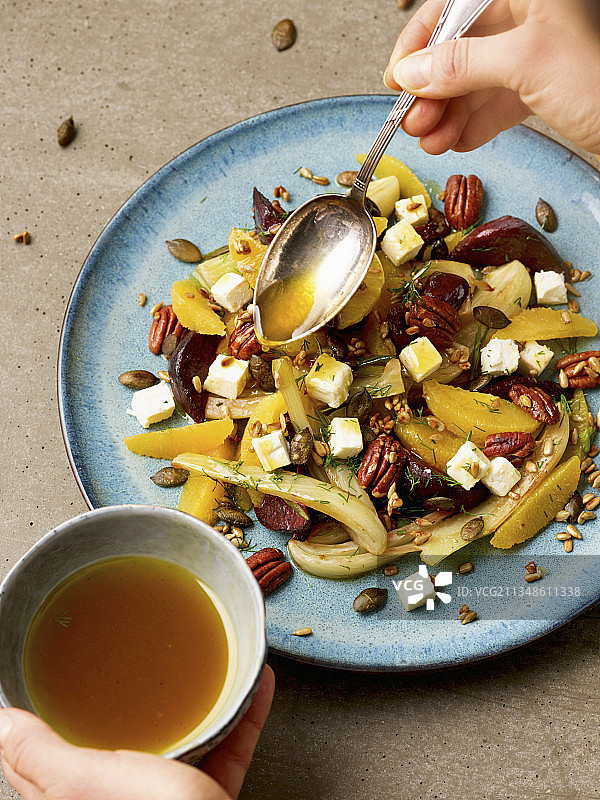 温暖的茴香甜菜根橙子羊乳酪山核桃图片素材