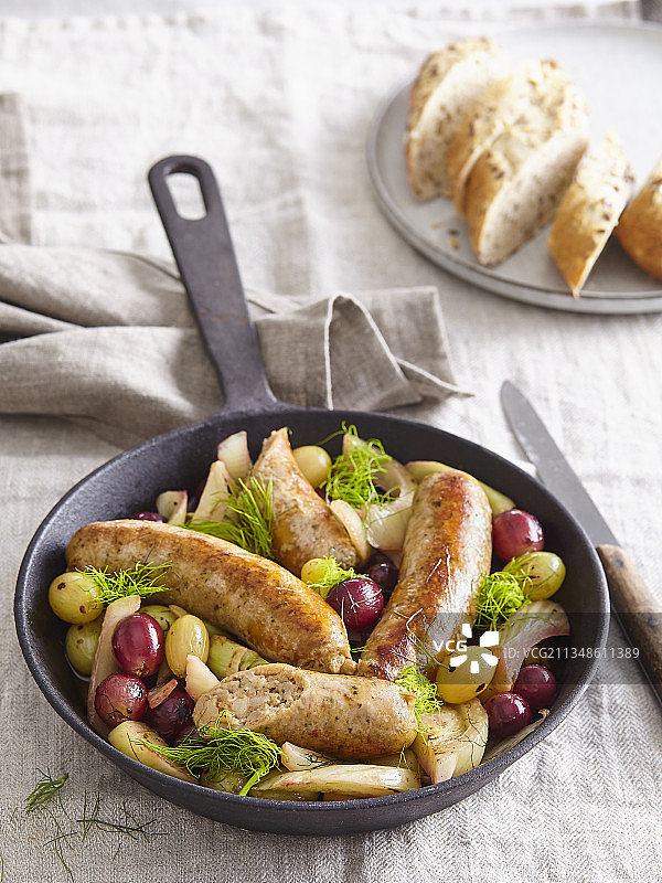 搭配葡萄的意大利香肠图片素材