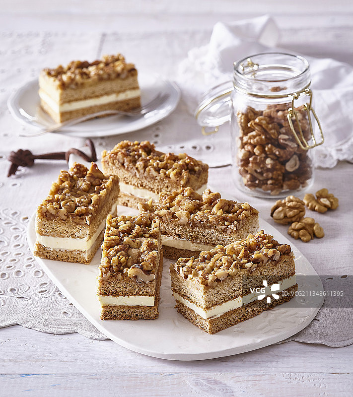 带有坚果的蜂蜜蛋糕切片图片素材