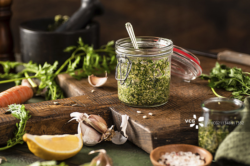 玻璃瓶装新鲜胡萝卜欧芹香蒜酱图片素材
