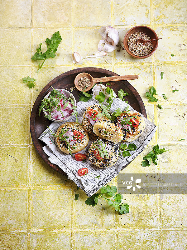 豆腐馅饺子配沙拉图片素材