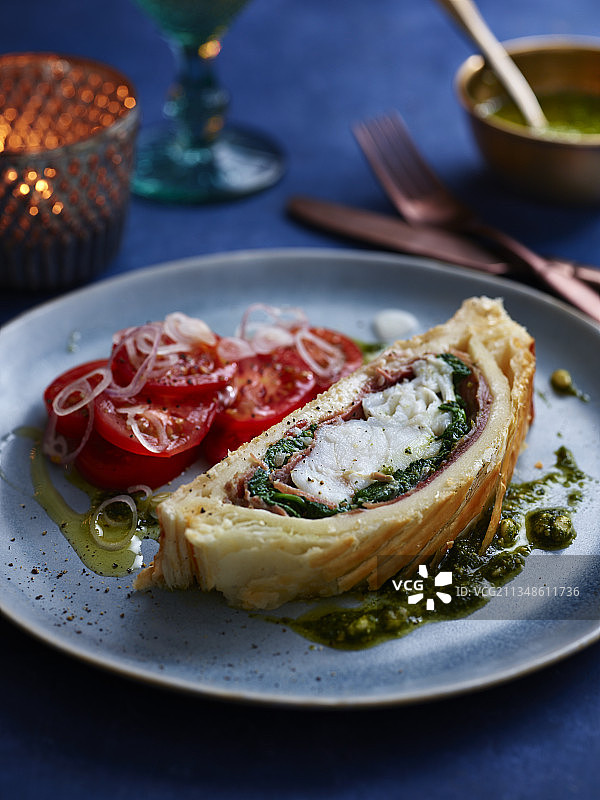 安康鱼惠灵顿配番茄沙拉图片素材