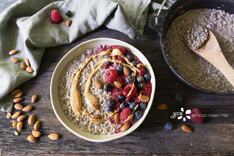 荷式烤箱烹制的坚果黄油荞麦浆果粥图片素材