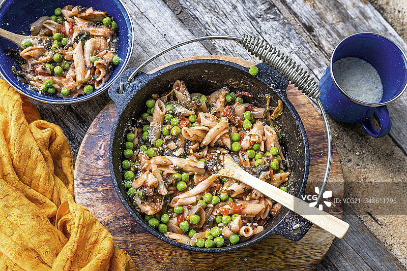 自制帕尔马干酪代用品的一锅蛋白质意面图片素材