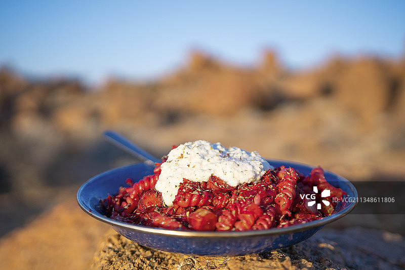 含杏仁“乳清干酪”的纯素根茎蔬菜意大利面图片素材