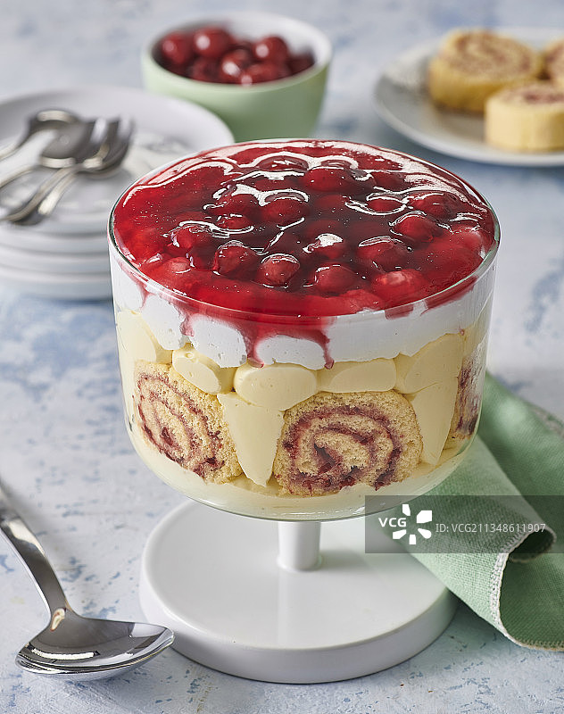 带饼干卷的奶油甜羹图片素材