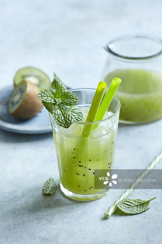 薄荷柠檬水配奇异果图片素材