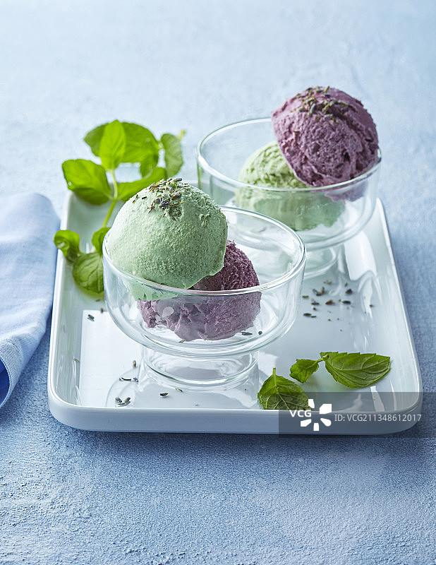 薄荷和薰衣草冰淇淋图片素材