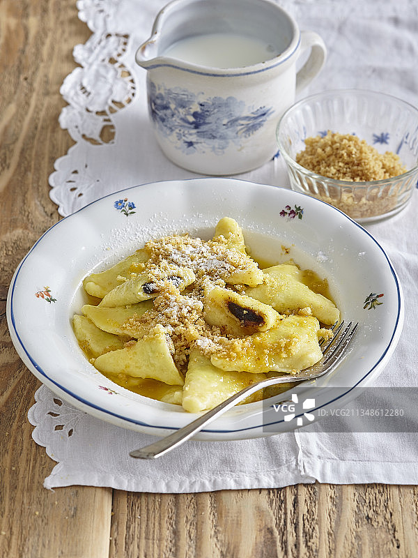 李子奶酪杏仁蛋白软糖饺子图片素材