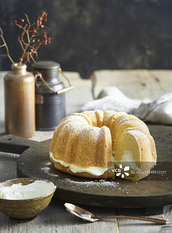 带有鲜奶油馅的精致花式面包图片素材